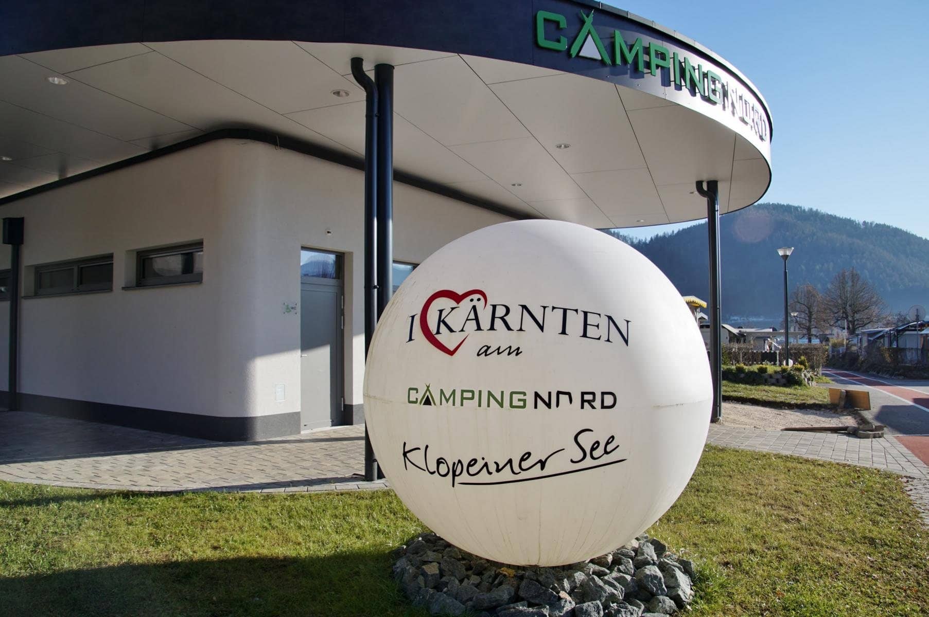 Kugel mit Camping-Nord-Logo vor dem Sanitärgebäude