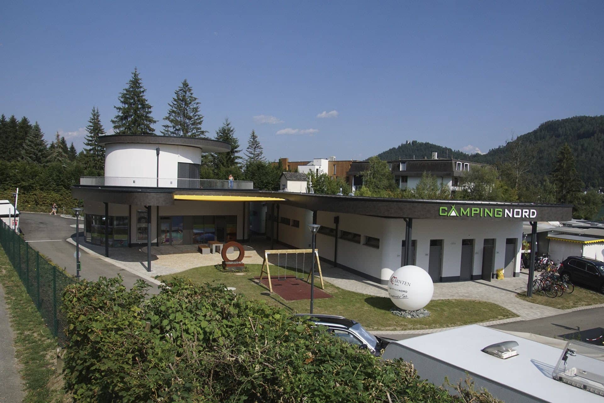 Eingang und Rezeptionsgebäude von Camping Nord mit Spielplatz