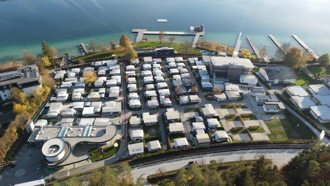 Luftbild des Campingplatzes mit Rundbau im Herbst
