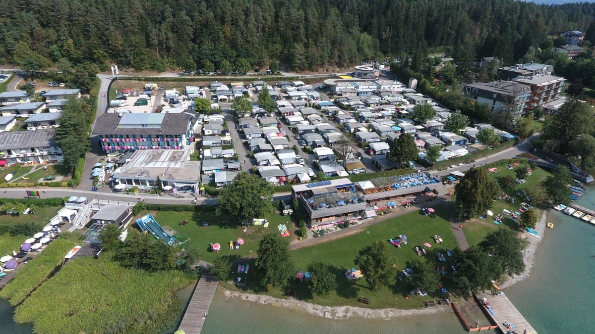 Campingplatz und Liegewiese am See aus der Luft