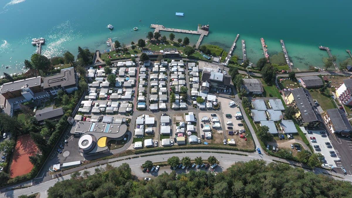 Luftaufnahme von Stellplätzen, Rundbau und Stegen am Klopeiner See