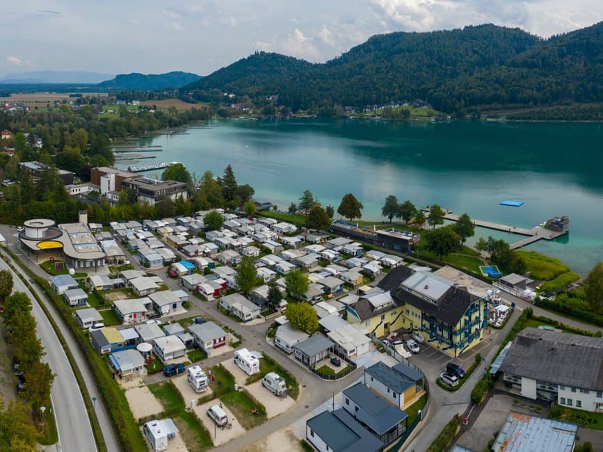Campingplatz, Straße und See aus der Vogelperspektive