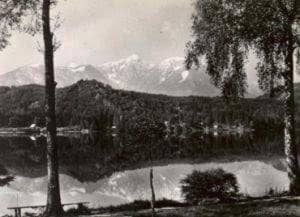 Um 1930: Historische Aufnahme des Klopeiner Sees mit Bergen um 1930