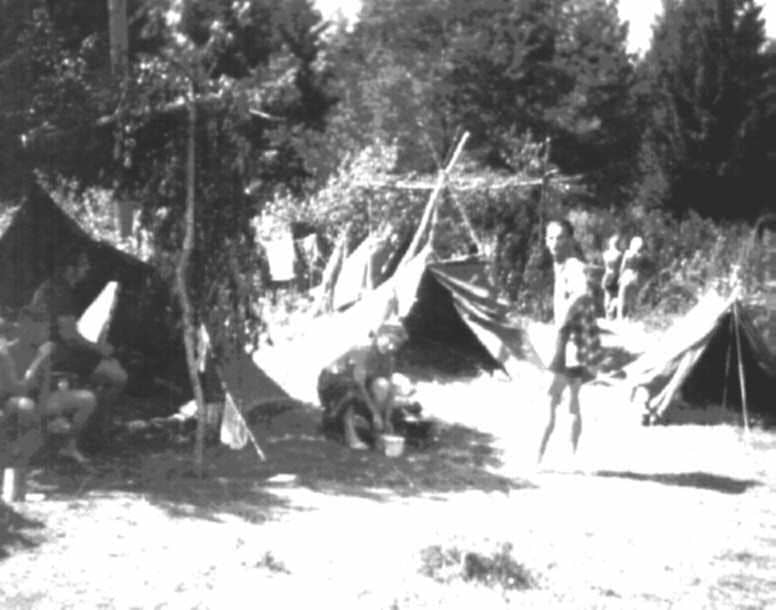 Um 1960: Camper vor ihren Zelten um 1960