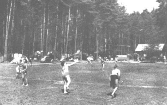 Frühe Campingjahre: Ballspiel auf der Wiese des Campingplatzes in früheren Jahren