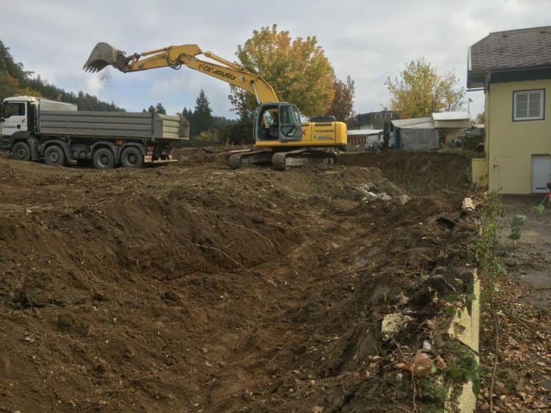 Bagger und Lkw beim Umbau des Campingplatzes 2018