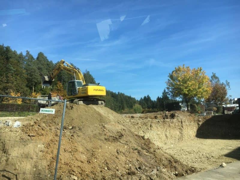 Baugrube für die neuen Gebäude beim Umbau 2018