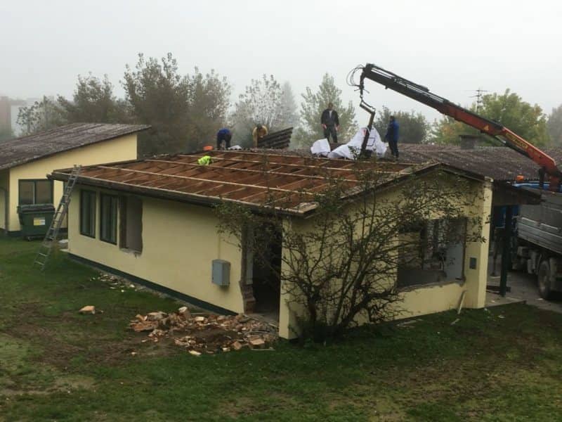 Abbruch des alten Gebäudes mit einem Kran