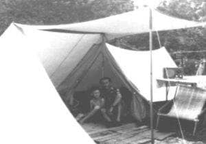 Frühe Campingjahre: Zwei Camper in einem historischen Zelt