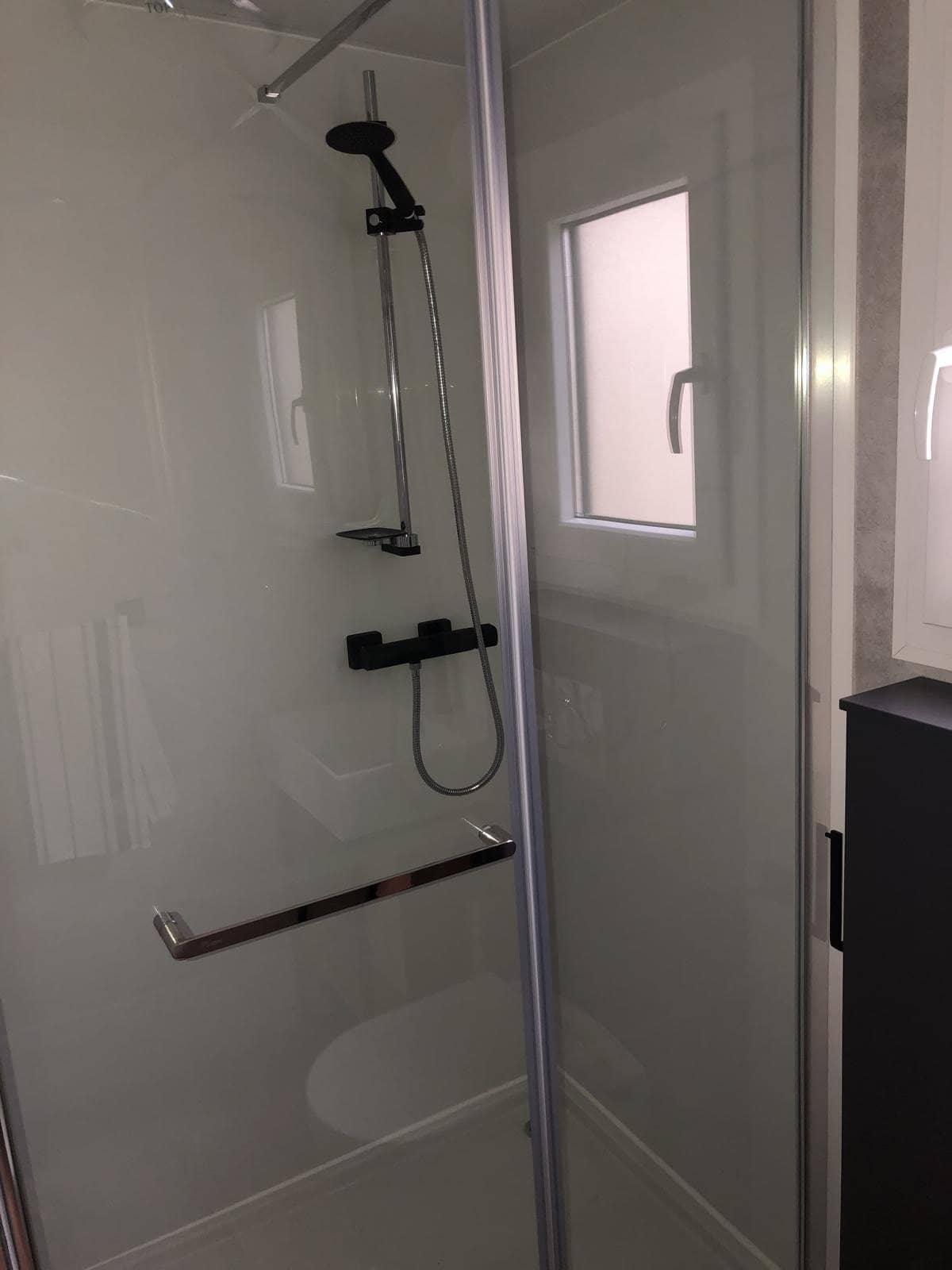 Dusche mit Glastür im Veezia