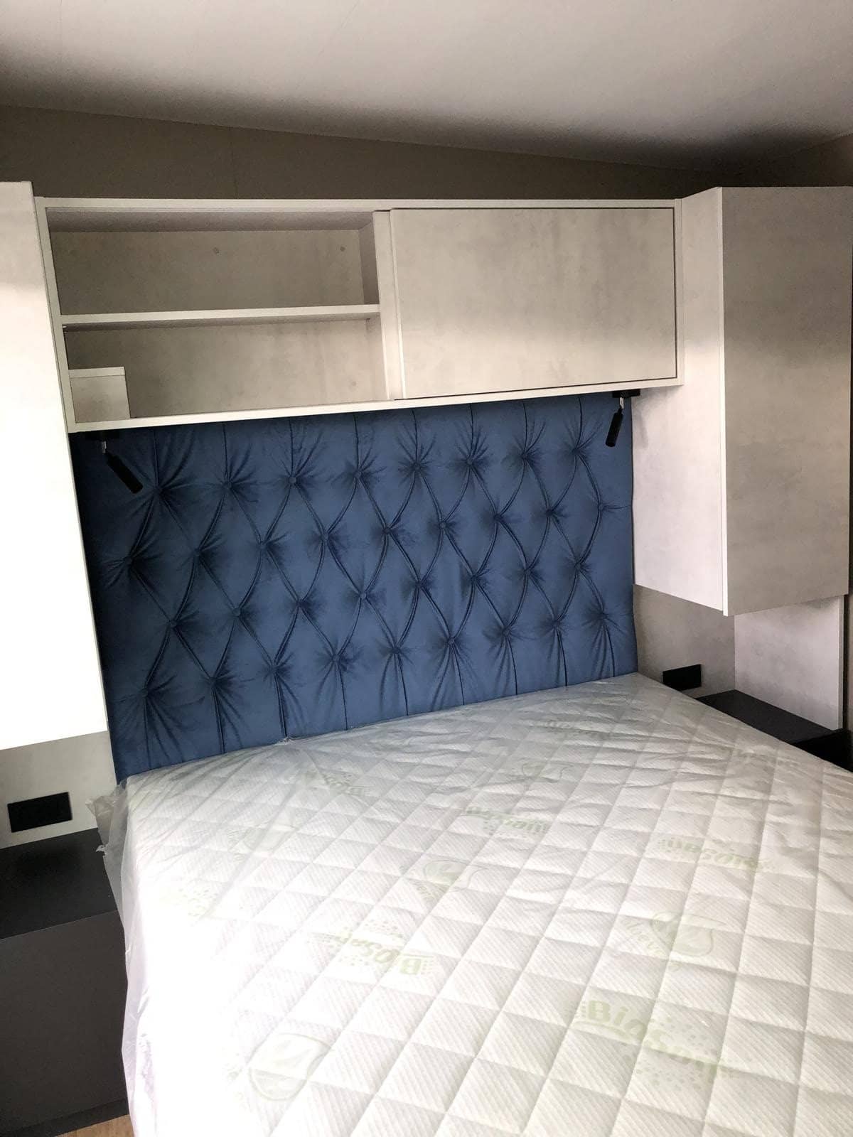 Doppelbett mit gepolstertem Kopfteil im Veezia