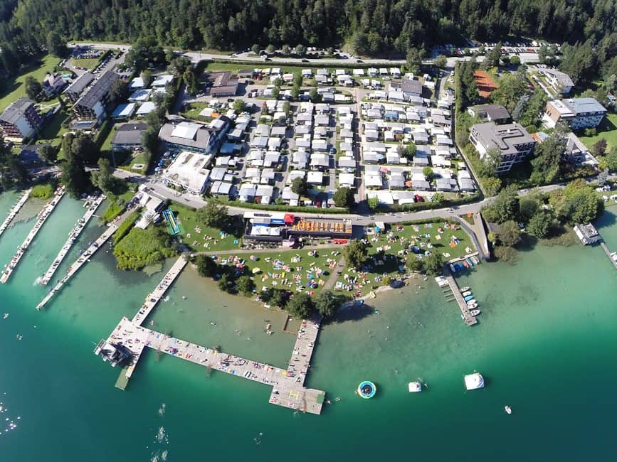 Luftaufnahme von Camping Nord mit Liegewiese, Stegen und türkisem Seewasser