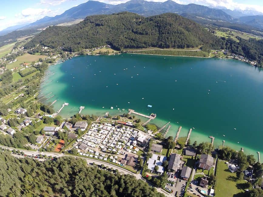 Der Klopeiner See von oben, am Nordufer der Campingplatz