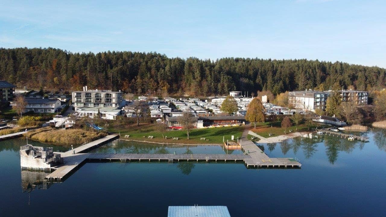 Stege und Uferbereich von Camping Nord im spiegelglatten Seewasser