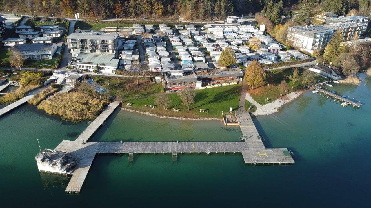 Luftbild der Stege vor dem Campingplatz im Herbstlicht