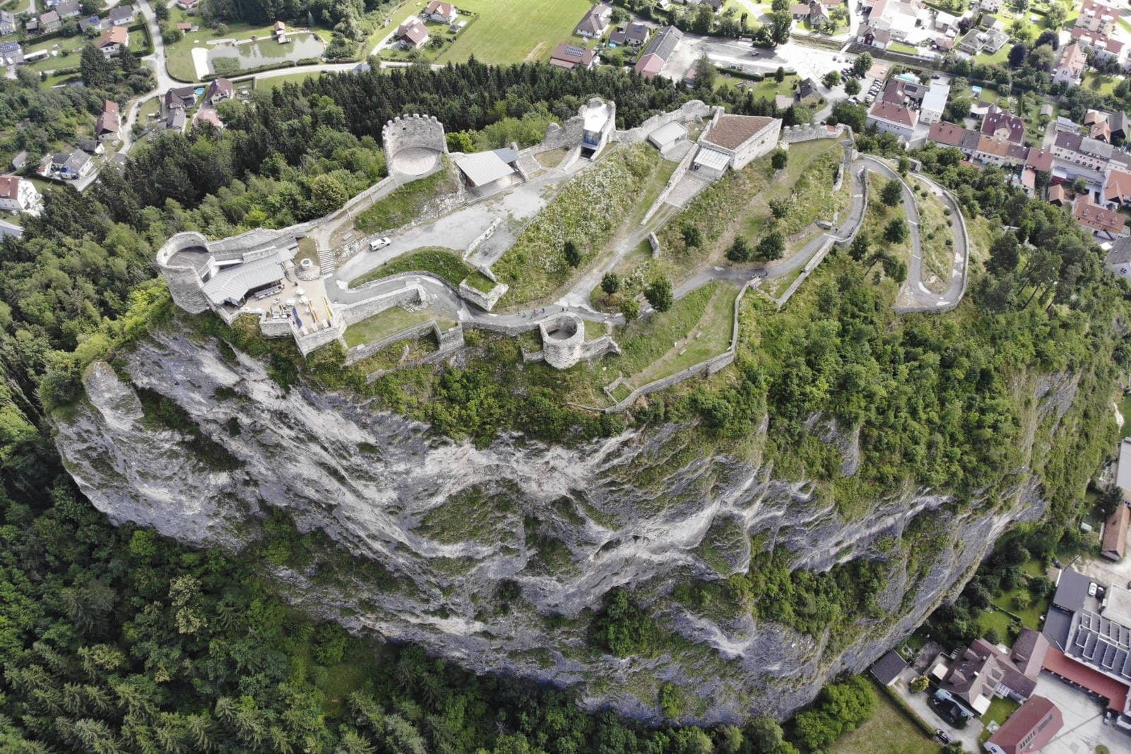 Burgruine Griffen auf dem Felsen aus der Luft