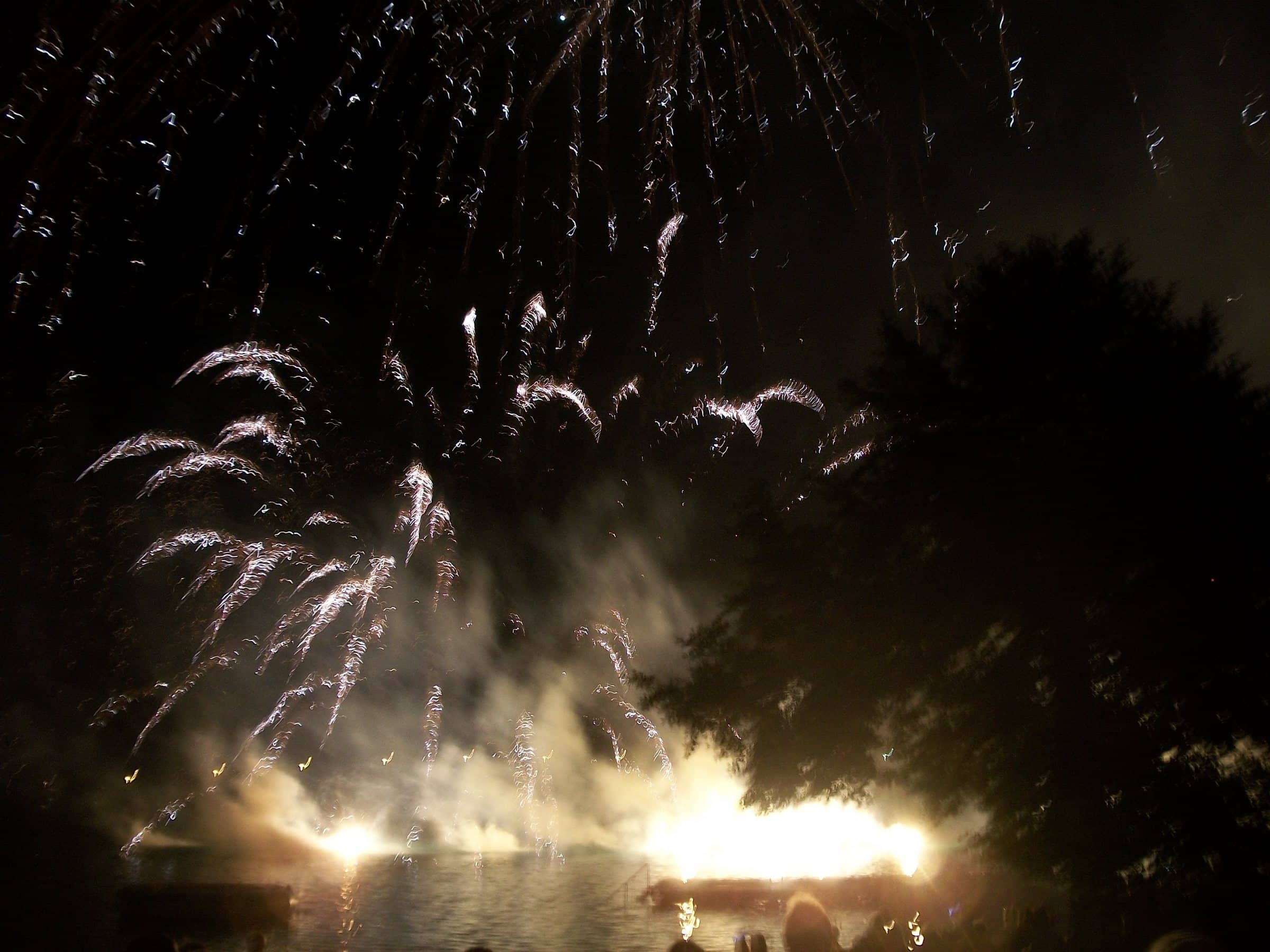 Feuerwerk über dem See bei Nacht