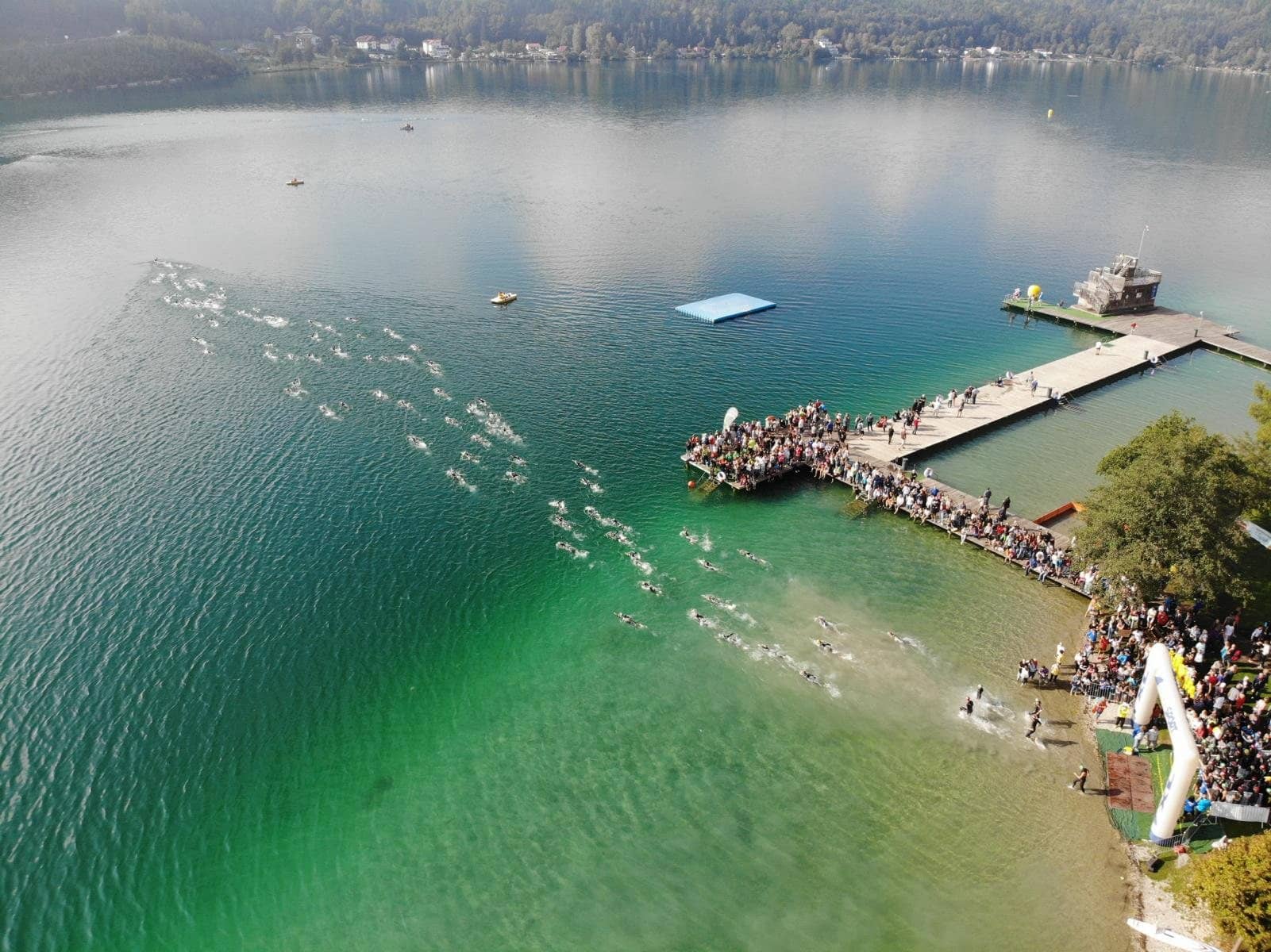 Schwimmstart eines Triathlons im Klopeiner See
