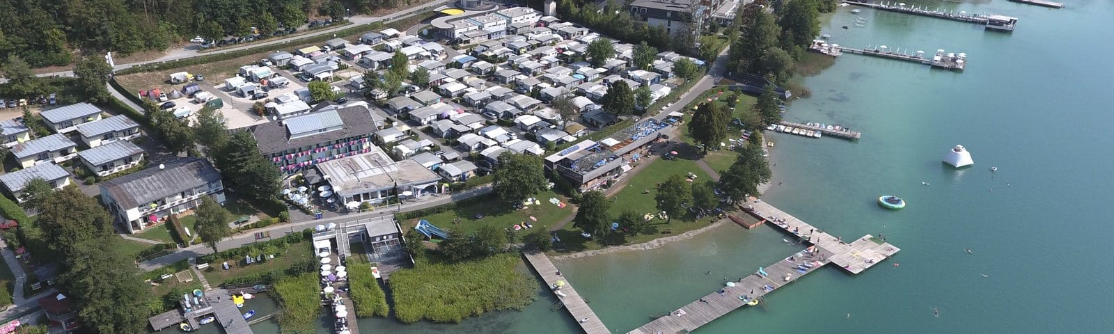 Panorama des Campingplatzes am Seeufer aus der Luft
