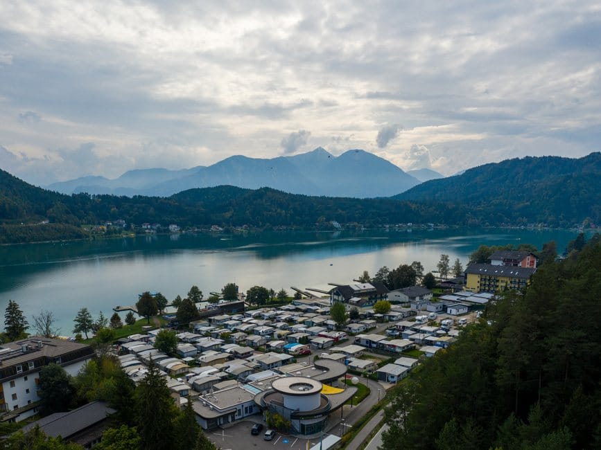 Camping Nord mit Blick über den Klopeiner See zu den Bergen