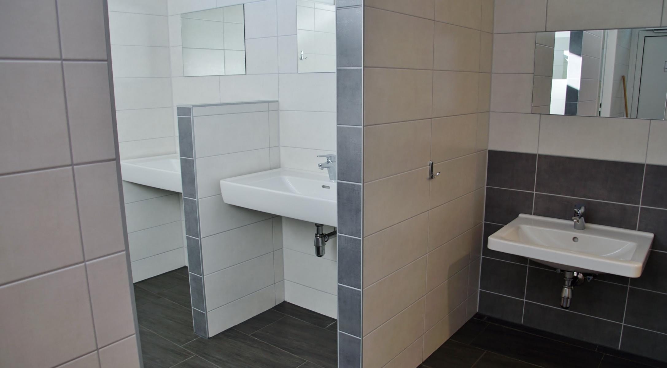 Waschraum mit Waschbecken und Spiegeln