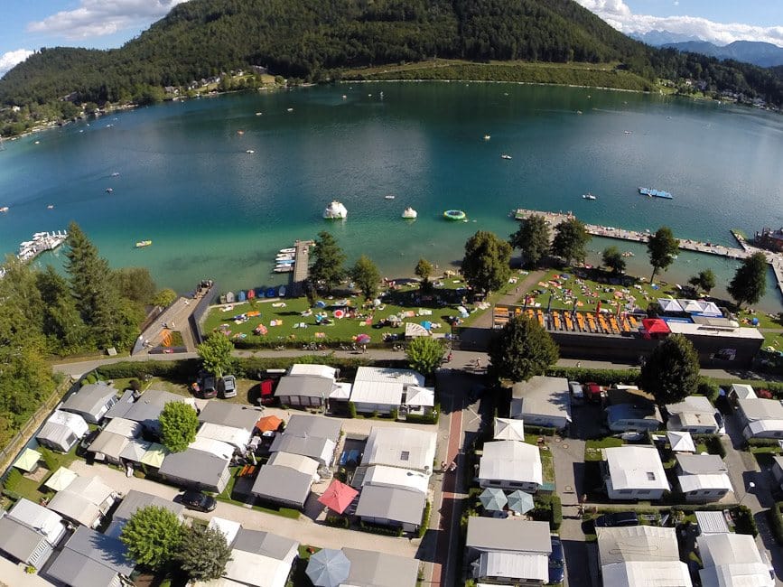 Blick über die Stellplätze auf Liegewiese und See