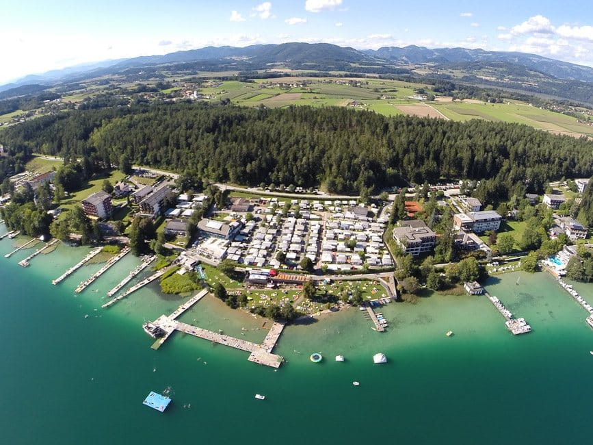 Luftbild des Nordufers mit Stegen, Badeinseln und dem Campingplatz